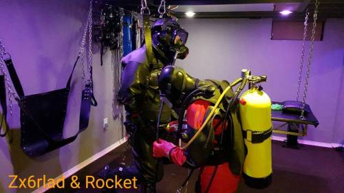 colinzx6rlad:Pervy rubber divers…..having fun in Chicago :-)