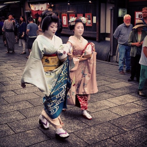 Geiko Manaha and Maiko Shouko, Gion Kobu
Geishas. #kyoto #japan (by _CBARRRR)