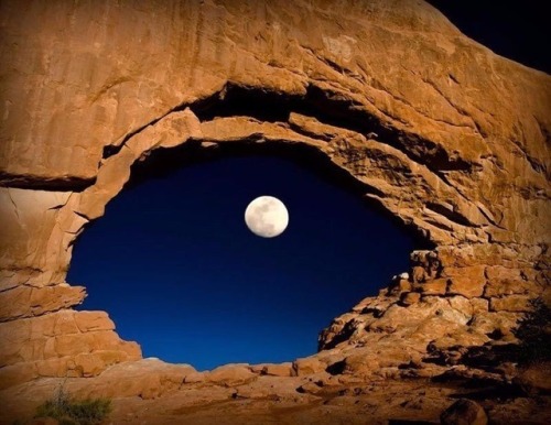 shilo-morkaisin:sixpenceee:Eye of the moon in Arches...