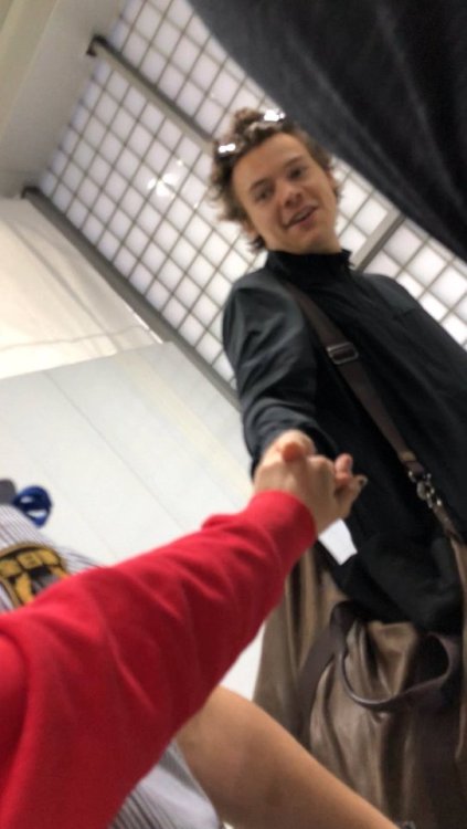 harrystylesdaily:Arriving in Tokyo, Japan - May 11 (via...