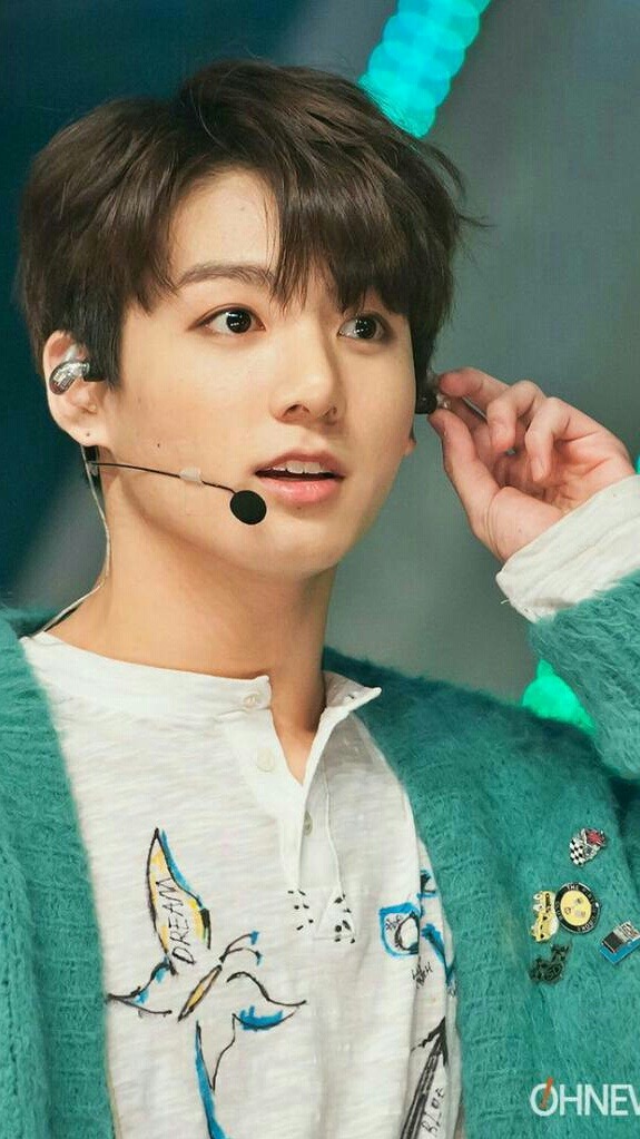 春日最少年 — bangtansonyeondarnit: Simple doe eyes Jungkook...