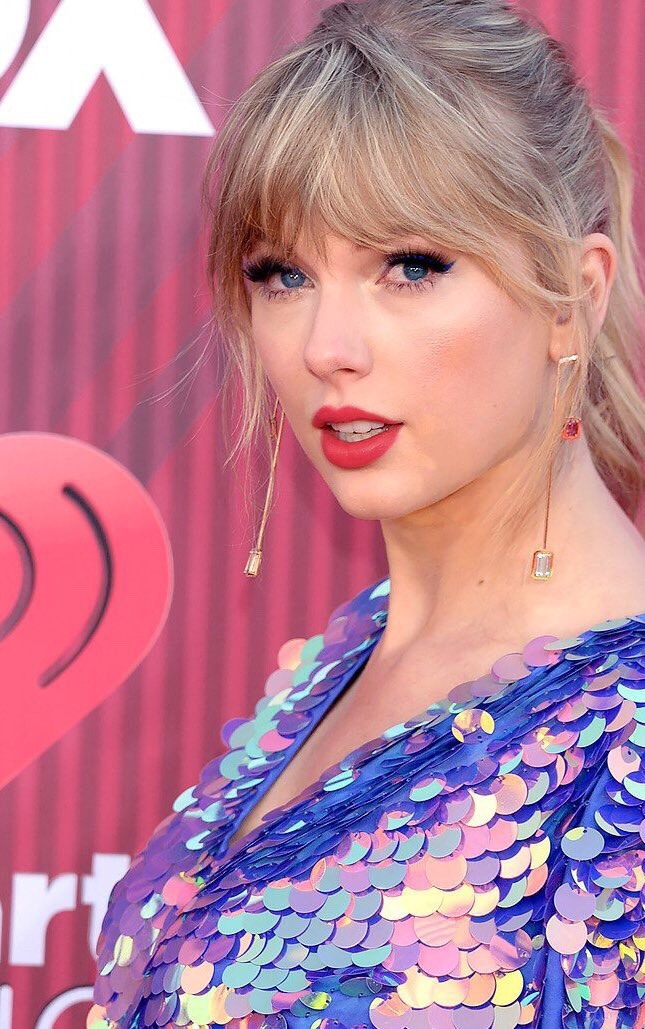 Step Into The Daylight And Let It Go — Taylor Swift at the iheart awards