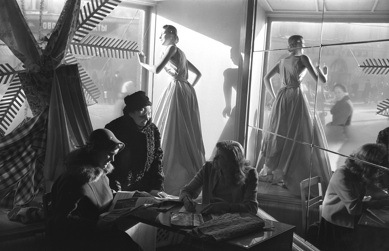 Riga House of Fashion, 1950s. Photo by Emmanuil Yevzerikhin.