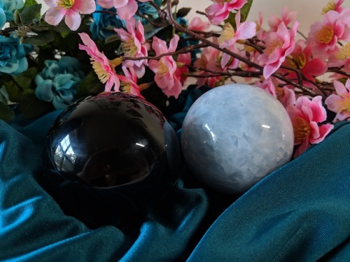 takenflyght:Obsidian and blue calcite spheres from @bekkathyst