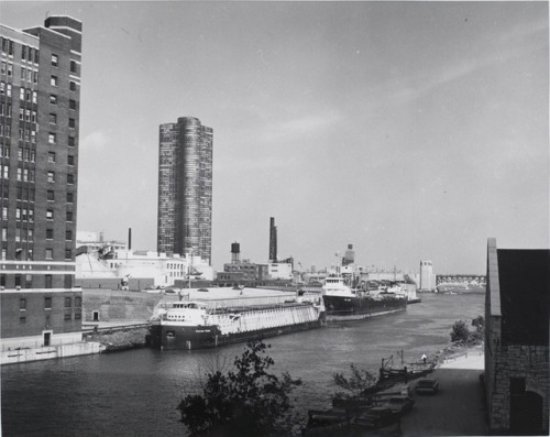 A view of the Chicago River looking northeast from the Michigan...