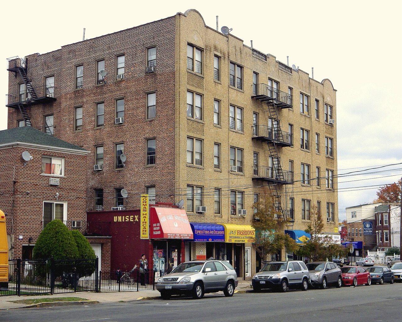 Wandering New York, An apartment house in Wakefield, the Bronx.