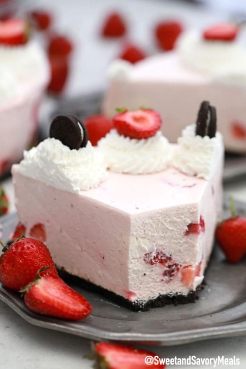 fullcravings:No Bake Strawberry CheesecakeRecipe:...