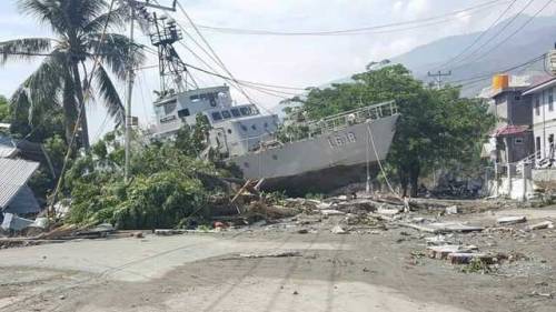 bmashine:Indonesian boat KAL Andau I.6-18 after the earthquake...