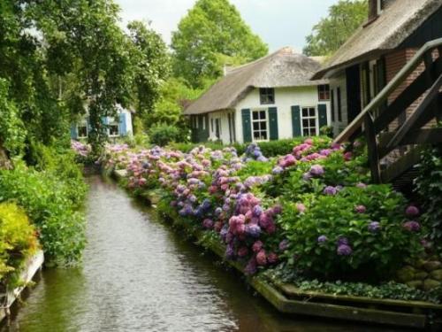 sixpenceee:The Dutch village of Giethoorn has no roads. Its...