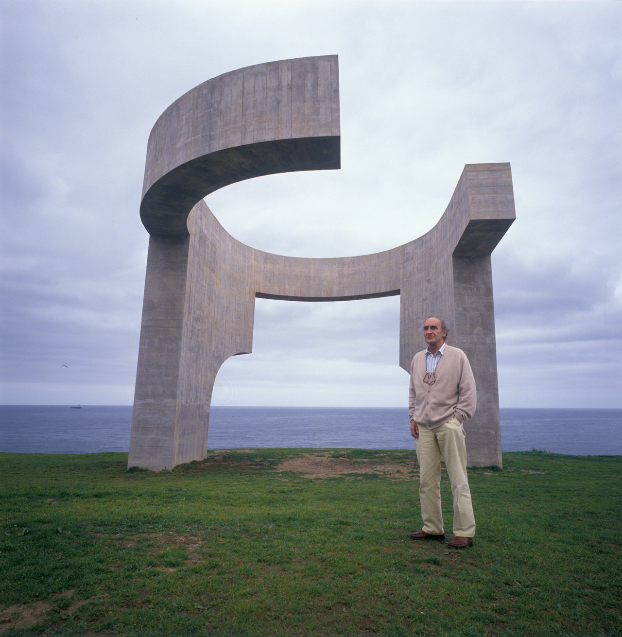 EDUARDO CHILLIDA | ESCULTO