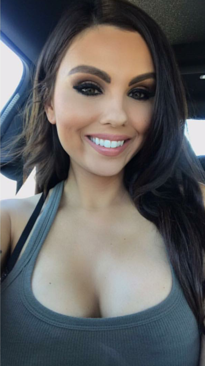 selfysgalore:Love her smile