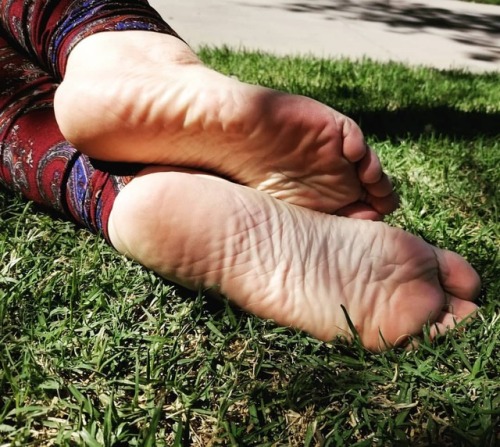 So wrinkly yet so smooth! #feet #soles #outdoorfeet #sexytoes...