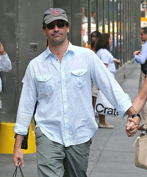 Holy fuck! Look at the size of that thing! Free balling Jon Hamm...