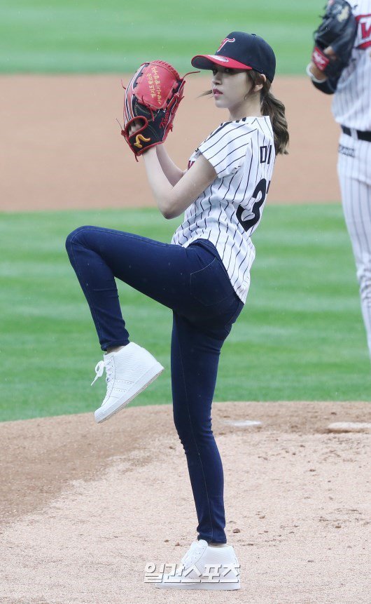 Twice's Mina and Chaeyoung Ceremonial Pitch for the LG Twins vs
