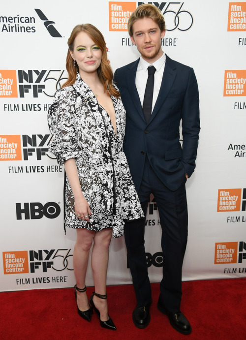 joealwyndaily:Joe Alwyn & Emma StoneThe Favourite premiere...