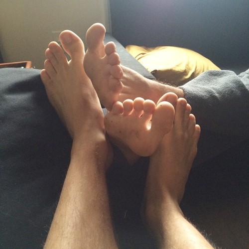 candyfootnia:fuckyeahmalefeet:≡When you and your best...