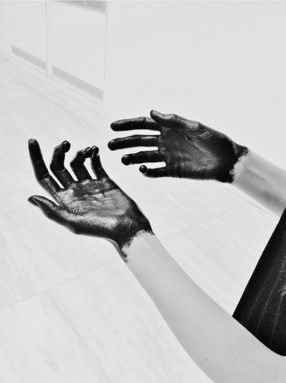 Рука в черной перчатке