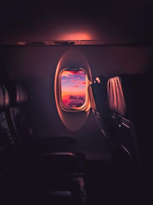 purebrownsugar:sixpenceee:Watching the Sunset from 32000...