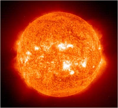 A vivir que son dos billones de días.
El futuro de toda el mundo es más que brillante. Lo demuestran los físicos. Según parece, dentro de 7.500 millones de años, más o menos, el sol protagonizará una explosión de una intensidad inconcebible y crecerá...