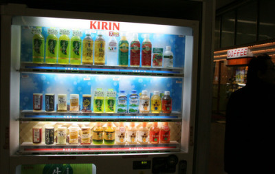 Café con leche en lata.
Todos saben que Japón es el país del vending. Hay máquinas en todas partes. Yo creo que la proporción debe ser entre 10 y 20 veces mayor que la que se ve en Europa.
Curiosamente, en las máquinas que expenden latas, no solo se...