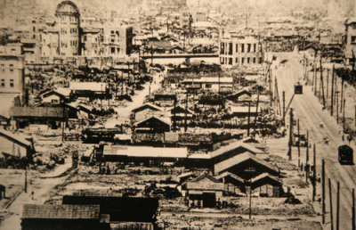 La vida se abre camino.
Visitar Hiroshima es iluminador por muchísimas razones. Una de ellas es comprobar que la vida es resiliente hasta un grado inimaginable. La vida se sobrepone, se defiende, renace, resucita…Se diría que nada puede acabar con...