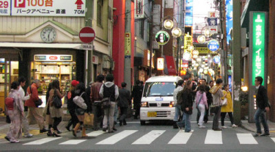 A paso ligero.
Los japoneses caminan muy, muy rápido. Cuando vas por la calle, en el centro de Tokyo por ejemplo, parece que la gente se mueve a cámara rápida. Da un poco de risa. La razón no es sólo que tienen las piernas un poco más cortas que...