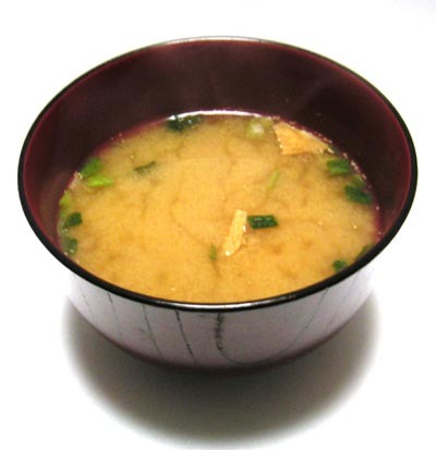 Proteinas matutinas.
Los japoneses desayunan sopa de miso, elaborada como es sabido a base de soja. Es una sabia costumbre porque de ese modo comienzan el día con proteinas de buena calidad. En general su forma de alimentarse es realmente sabia. De...