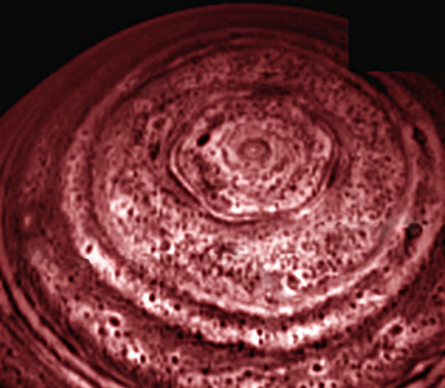El hexágono de Saturno.
Hace un año aproximadamente, la sonda espacial Cassini tomó unas imágenes muy extrañas de Saturno. Extrañas porque se apreciaba un hexágono perfectamente dibujado. No es imposible, por supuesto, ver hexágonos en la naturaleza,...