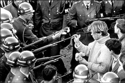 Bernie Boston
Ha muerto hace muy poco Bernie Boston, el autor de una de las grandes fotos del siglo XX, aquella en la que se veían unos manifestantes contra la guerra de Vietnam en Washinghton, colocando flores en los cañones de los fusiles.