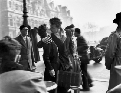 La asimetría osculatoria.
Esta imagen es una de las más hermosas de la historia de la fotografía. El milagro artístico de Doisneau es haber sabido capturar un momento único, un instante eterno en el paso de la vida cotidiana.
Pero parece que es un...