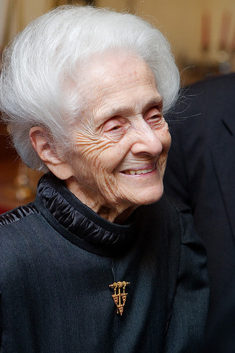 Una maestra de 99 años.
Esta guapísima mujer es Rita Levi-Montalicini. Tiene 99 años. Nació en Turín en 1909 y se doctoró brillantemente en Italia como neurocirujana, aunque tuvo que emigrar a Estados Unidos por culpa de la política antijudía de...