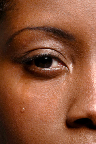 ¿Por qué lloramos?
Una pregunta interesante. Y la respuesta es un “depende”.
Se ha descubierto que el líquido que sale de nuestras glándulas lacrimales para lubricar nuestros ojos, es diferente del que emerge cuando estamos tristes.
Las lágrimas del...