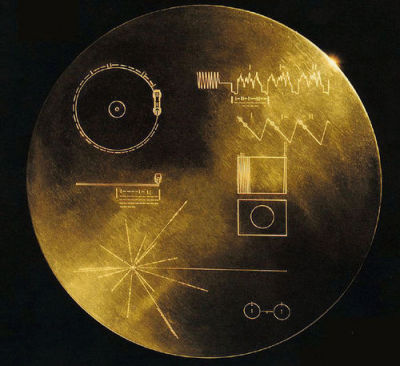 Que vuelva.
Como es sabido, la sonda espacial Voyager viaja por el espacio con un buen conjunto de testimonios de la especie humana, desde dibujos y símbolos a canciones de Rock. Desgraciadamente también lleva un mensaje de viva voz de Kurt Waldheim,...