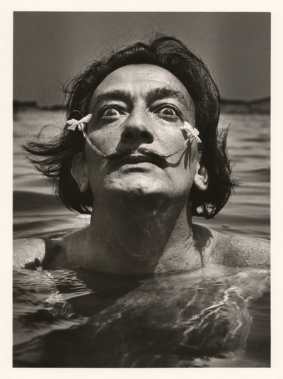 Excesos surrealistas.
Una vez fusilado, entre las pertenencias de Nicola Ceacescu debió encontrarse un telegrama de felicitación que consta le envió Salvador Dalí. A Dalí le fascinaban los excesos de este dictador rumano, incluyendo el uso de un...