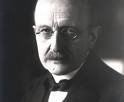 Planck.
Max Planck decía que las nuevas teorías científicas no son abandonadas hasta que sus creadores desaparecen. Por eso, el avance de la ciencia, según Planck, se produciría “de funeral en funeral”. Un delicioso ejemplo de cinismo científico.