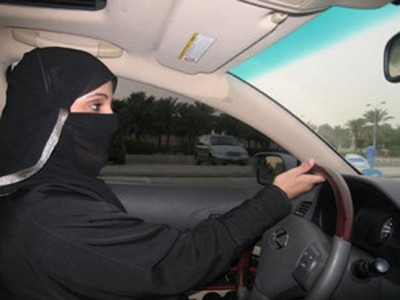 Arabia infeliz.
No es del todo sabido que en Arabia Saudi está rigurosamente prohibido que las mujeres conduzcan. En las zonas rurales hay más tolerancia. Pero en las ciudades, si eres mujer y conduces te detienen. La policía religiosa, que es...