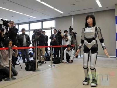Modelos.
El mes pasado un laboratorio japonés presentó un robot humanoide (UCROA) que será utilizado en los desfiles de moda.
¿Pero cómo? ¿No eran ya robots las que desfilaban en las pasarelas?
