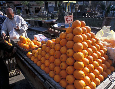El Problema de las Naranjas.
En todos los mercados del mundo, desde tiempo inmemorial, las naranjas se apilan formando pirámides. Se empieza por disponer una fila de naranjas y luego se sigue colocando las naranjas de la siguiente fila en los huecos...