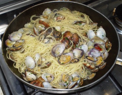 Promesas huidas.
Uno de los platos más memorables de la cocina napolitana es “Spaghetti alle Vongole Fujute”. Algunos españoles, cuando van a Italia, lo suelen pedir, dado el nombre imponente y porque eso de “vongole” les suena a almejas, a poco...