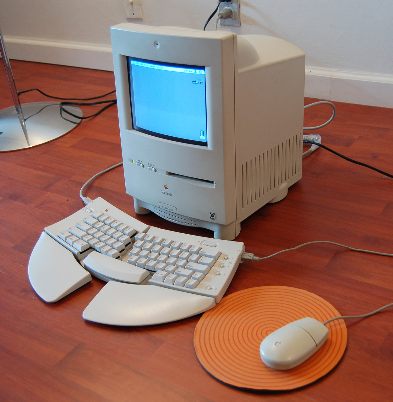 Пк старая версия. Макинтош компьютер Apple. Компьютер макинтош АПЛ. Apple IMAC 1984. Apple Macintosh Color Classic.