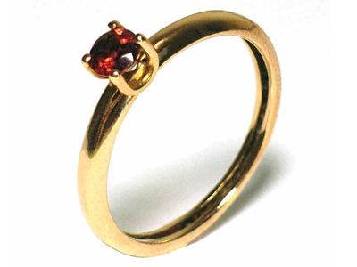Anulus.
En latín, anillo se decía “anus”. Y anillito se decía “anelus”. Nosotros nos hemos quedado con la forma diminutiva. Derivamos nuestro anillo de “annulus” y no de “annus”. ¿Por qué? ¿Es que todos los anillos de la hispania romana eran...