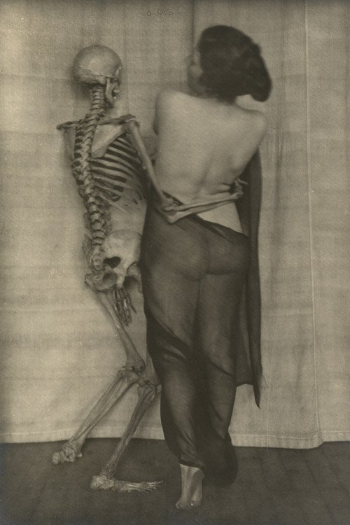 yayablahblah:
“ billyjane:
“ Old school skull girl
possibly by Franz Fiedler
” ”