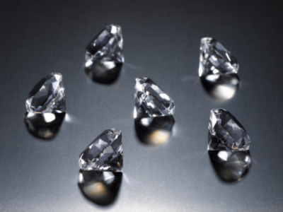 Sublimes.
Si elevas la temperatura de un diamante hasta los 3.500 grados centigrados, no obtienes diamante fundido, sino gas de diamante. Es decir, el diamante pasa directamente al estado gaseoso por el proceso que la Química llama “sublimación”. Tal...