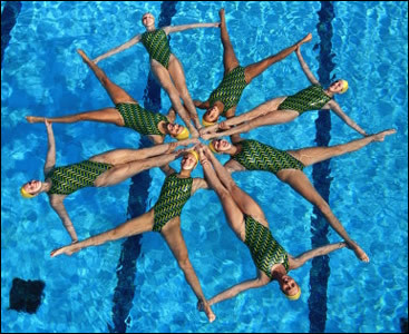 Sincronía.
En el curso de la exhibición de natación sincronizada, aquella nadadora se ahogó. Las demás hicieron lo mismo.