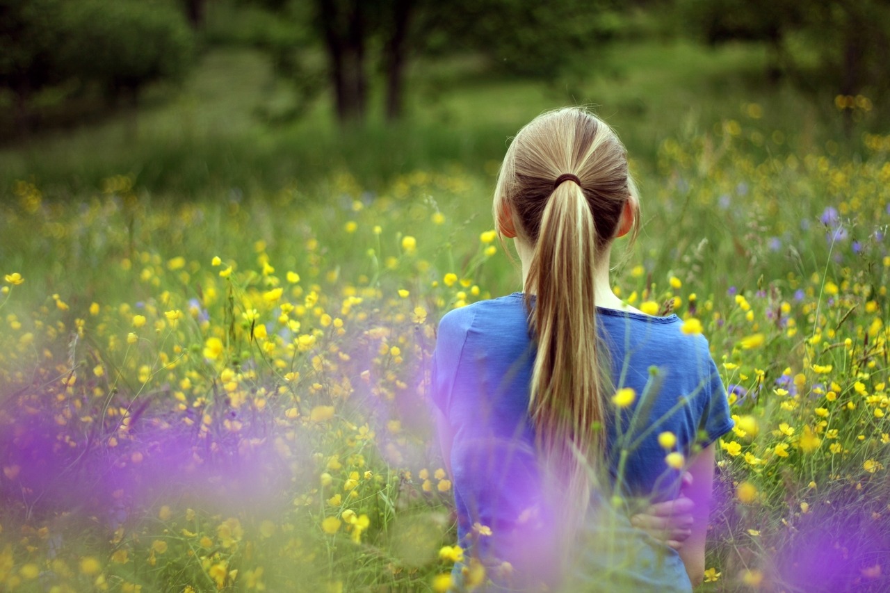 Девушка на траве со спины русые волосы