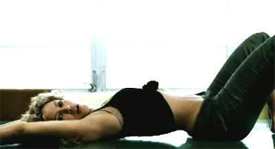 Shakira dançando no chão