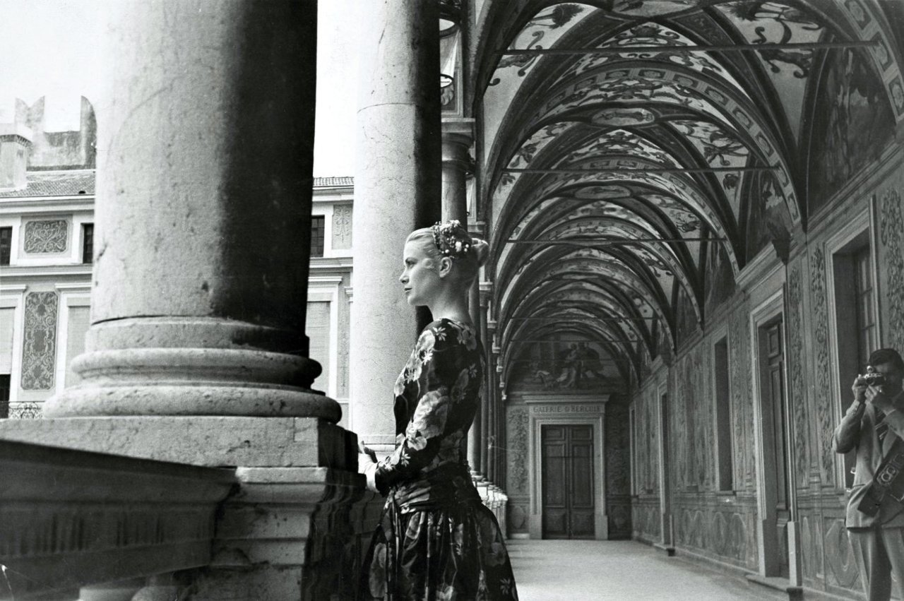 (Grace Kelly during her first visit to the palace...)