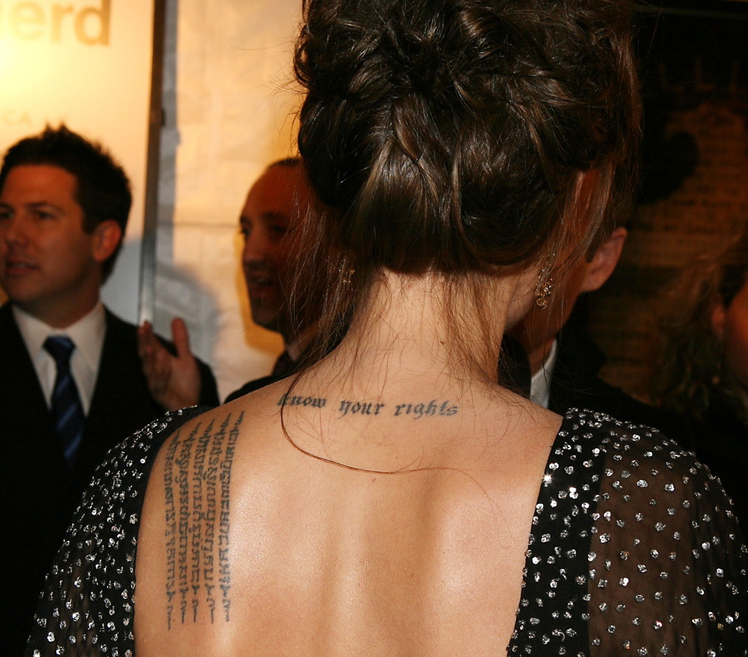 Татуировка Анджелины Джоли на спине