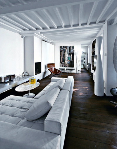 Love the contrast between the dark floors and the white ceiling, walls and furniture, plus that huge vase/sculpture thing. I could seriously live here.