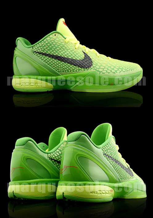 Kobe wearing NIKE Grinch shoes for the Christmas...